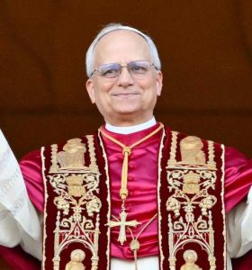 o-novo-papa-leao-14-robert-prevost-faz-primeiro-discurso-na-sacada-da-basilica-de-sao-pedro-no-vaticano-1746726227445_v2_900x506