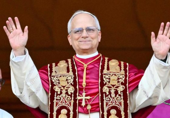 o-novo-papa-leao-14-robert-prevost-faz-primeiro-discurso-na-sacada-da-basilica-de-sao-pedro-no-vaticano-1746726227445_v2_900x506