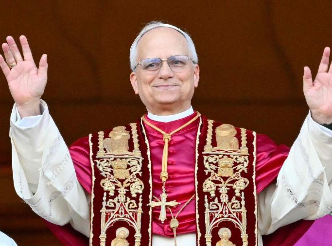 o-novo-papa-leao-14-robert-prevost-faz-primeiro-discurso-na-sacada-da-basilica-de-sao-pedro-no-vaticano-1746726227445_v2_900x506